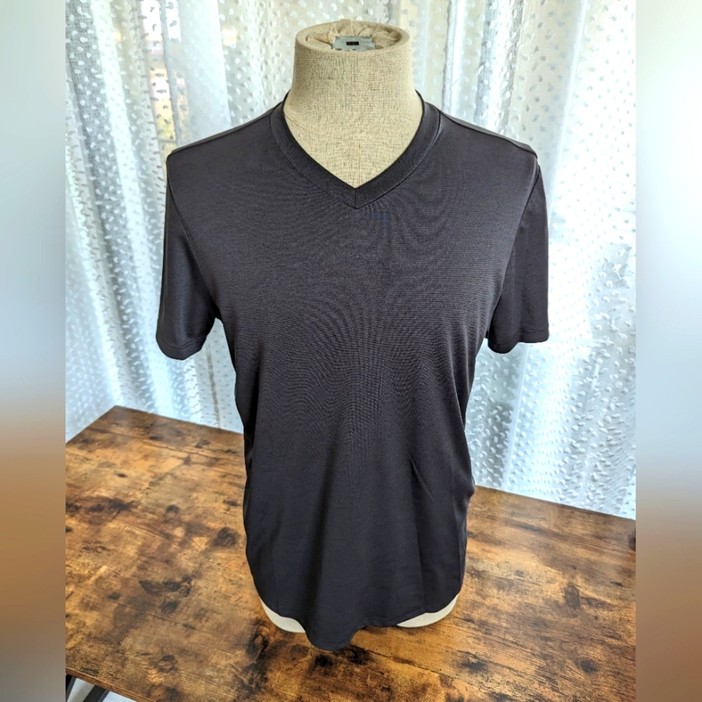 Men's Black V-Neckline Short Sleeve Tee